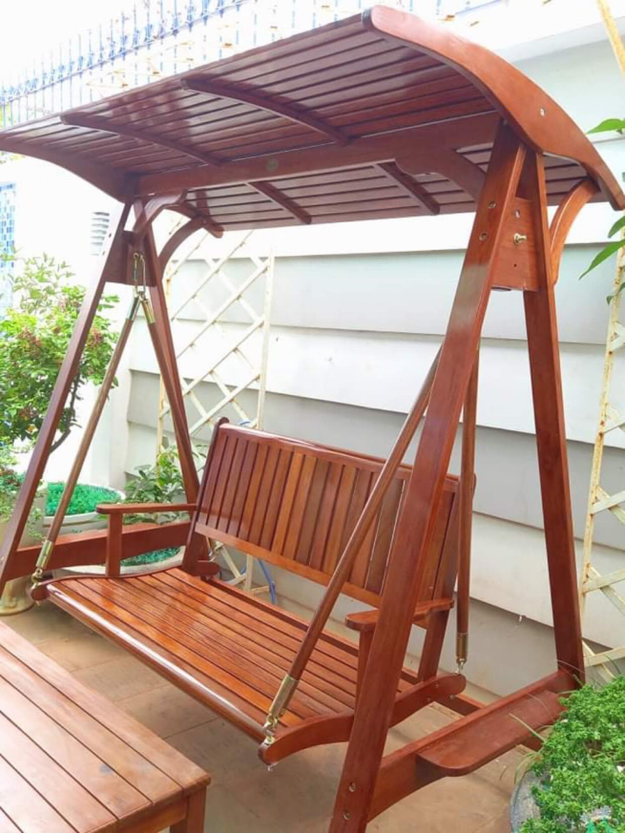 Ghế xích đu gỗ đẹp sân vườn ngoài trời